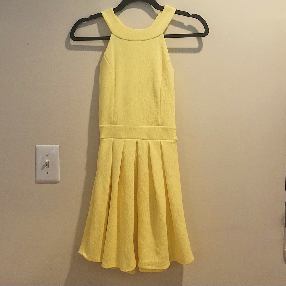 Yellow Sundress, Bow detail